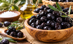 Evde Siyah Zeytin Nasıl Tatlandırılır? Acılığını Almanın Geleneksel Yöntemleri