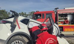Balıkesir’de Otomobil Bariyerlere Çarptı: 2 Yaralı