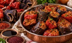 Gaziantep Usulü Kuru Dolma Tarifi! Ekşili Sosu ve Bol Baharatıyla Sofraların Vazgeçilmezi Oluyor