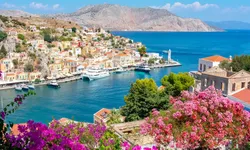 Ege’nin Rengârenk Saklı Cenneti: Simi Adası Görenleri Kendine Hayran Bırakıyor!