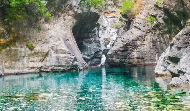 İzmir'in Saklı Doğa Cenneti: Cihan Beğendi Kanyonu Görenleri Kendine Hayran Bırakıyor!