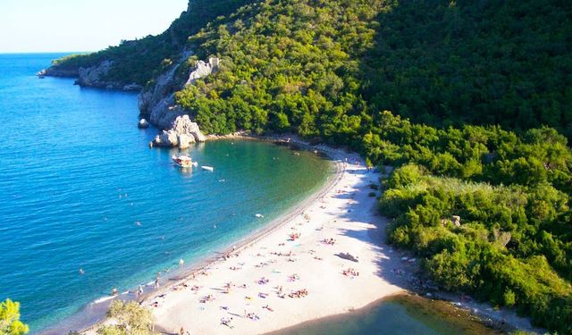 Antalya'nın Gözde Plajına Yoğun İlgi! Tatilcilerin Vazgeçilmezi Oldu