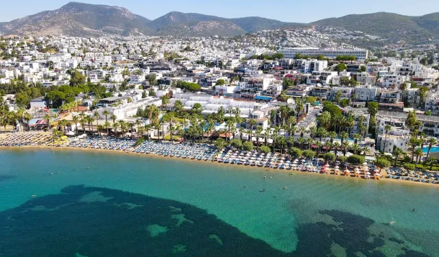 Bodrum'un Gözde Sahili Tatilcileri Büyülüyor! Gündüz Deniz, Gece Eğlence