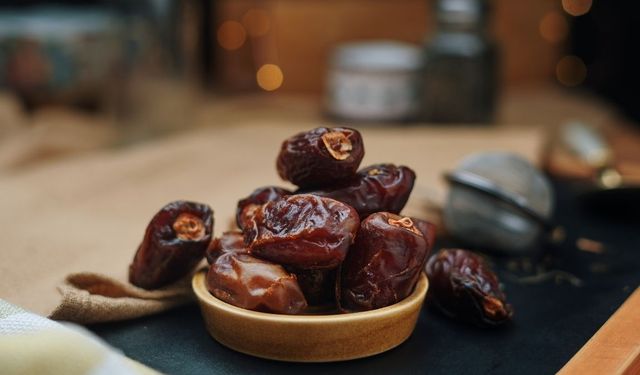Hurmayı Böyle Tüketenler Dikkat! Üzerine Birkaç Damla Limon Sıkınca Ne Oluyor?