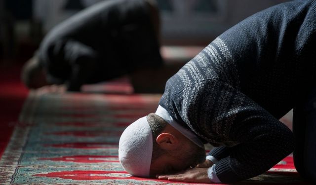 CUMA NAMAZI SAATİ 18 EYLÜL (İSTANBUL, ANKARA, İZMİR, BALIKESİR) Bugün Cuma Namazı Kaçta Kılınacak, Öğle Ezanı Ne Zaman Okunur? Cuma Namazı Kaç Rekat, Nasıl Kılınır?