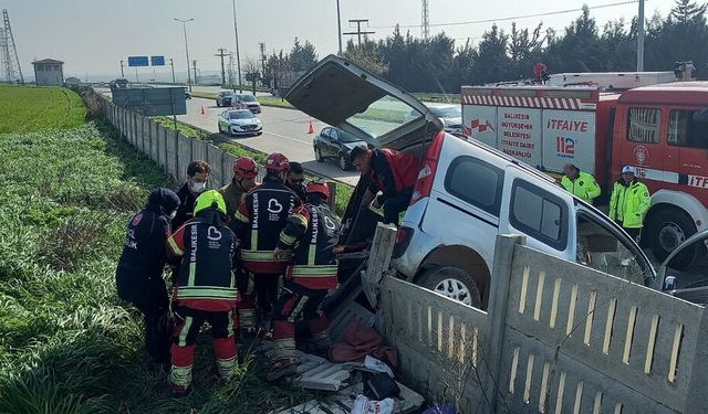Bandırma’da Korkutan Kaza: Araç Beton Çitlere Çarptı, 2 Yaralı