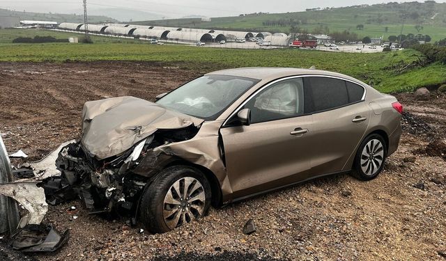 Balıkesir Hayvan Pazarı Kavşağı’nda Kaza! Araç Hurdaya Döndü, Sürücü İçinde Sıkıştı