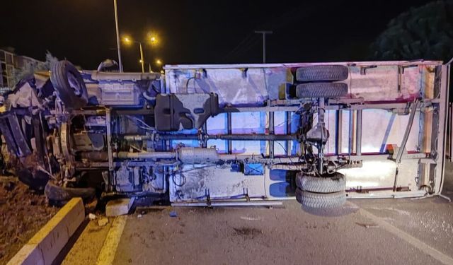 Burhaniye’de Kamyonet Devrildi, Sürücü Araçta Sıkıştı!