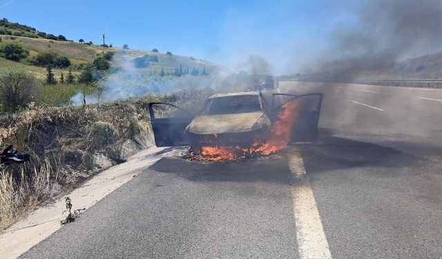 İzmir-İstanbul Otoyolu’nda Araç Alev Topuna Döndü