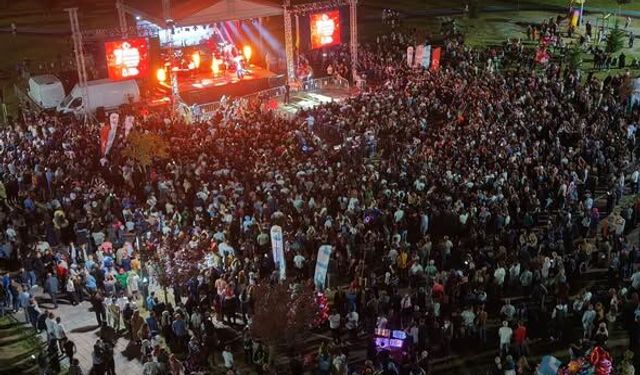 Mustafa Ceceli İvrindi’de Hayranlarıyla Buluştu