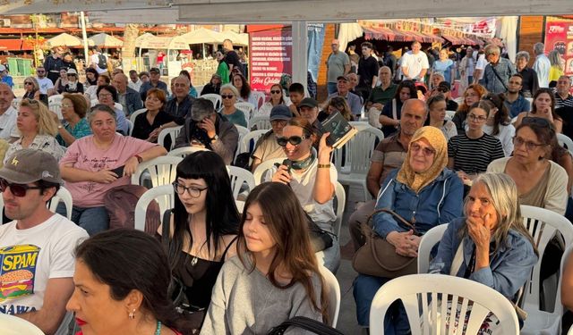 Bandırma’da Kitapseverler Cumhuriyet Meydanı’nda Buluştu