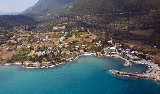 Karaburun’un Sessiz Kaçış Noktası: Eşendere Koyu Berrak Deniziyle Dikkat Çekiyor
