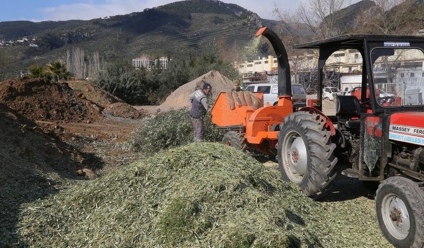 Edremit’te Kompost Makinesi İle Organik Gübre Üretiliyor