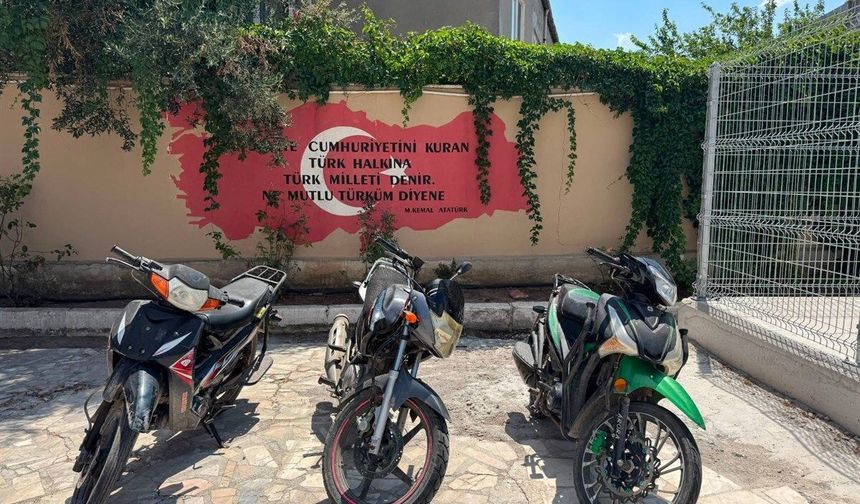 Çalıntı Motosikletlerle Gezerken JASAT’a Yakalandılar