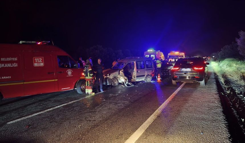 Balıkesir’de İki Otomobil Kafa Kafaya Çarpıştı, 4 Kişi Yaralandı