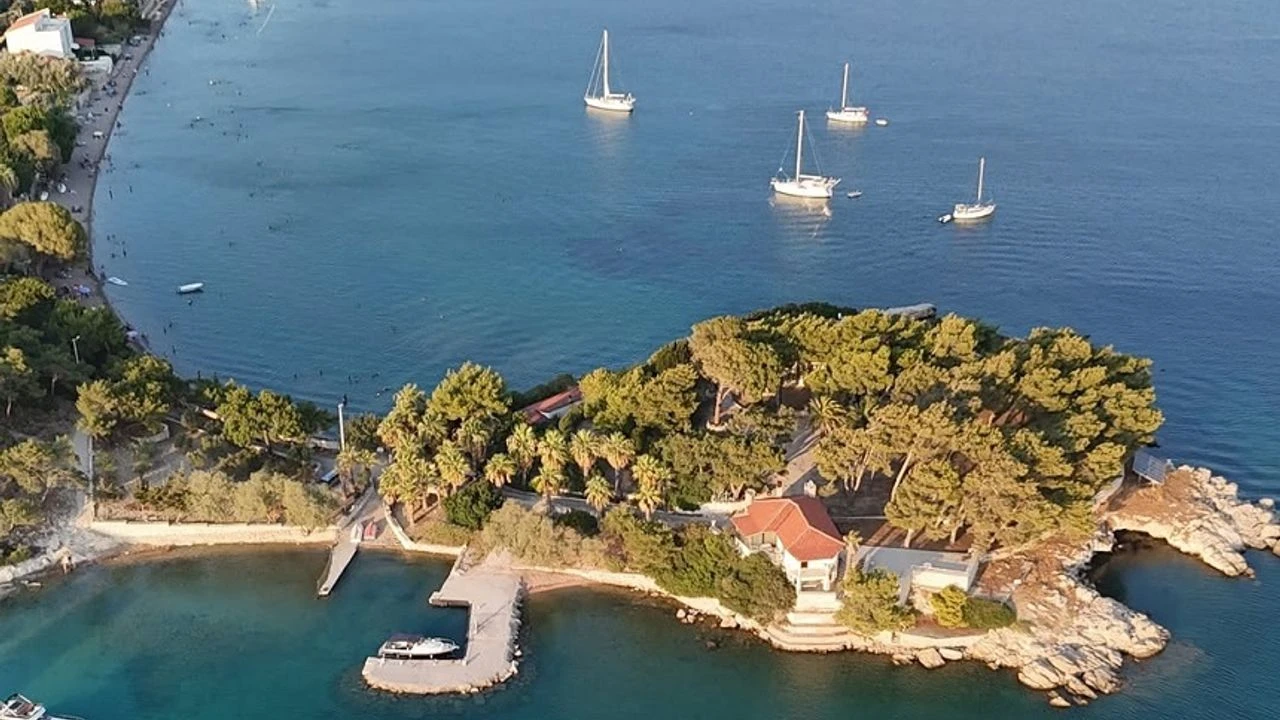 İzmir'in Saklı Cenneti Manal Koyu! Berrak Denizi ve Eşsiz Doğasıyla Büyülüyor